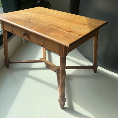 Schreibtisch mit Schublade