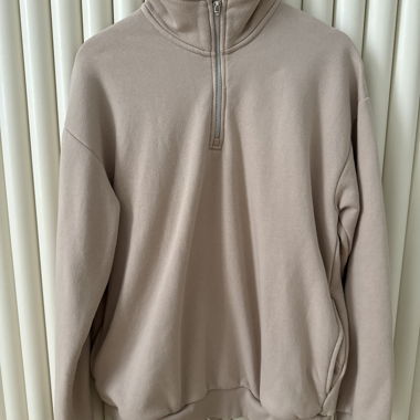 Beiger Sweatshirt mit Reissverschluss-Kragen von Bershka