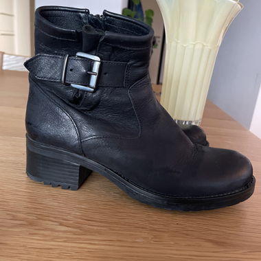 Bottine noir avec boucle 