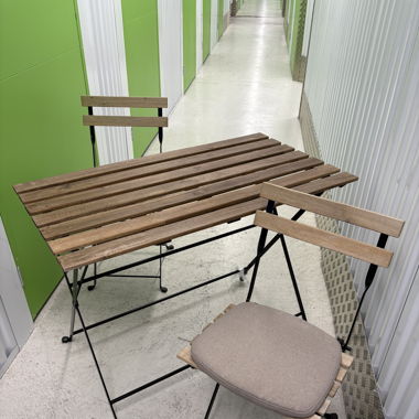 Aussentisch und 2 Stühle (mit Kissen)