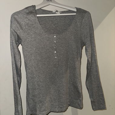 Maglia a maniche lunghe grigia con pattina di bottoni