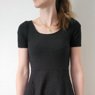 Schwarzes Kleid mit gekreuztem Rücken