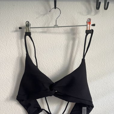 Black basic but beautiful bikinitop