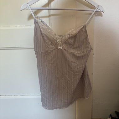 Haut en dentelle à rayures
