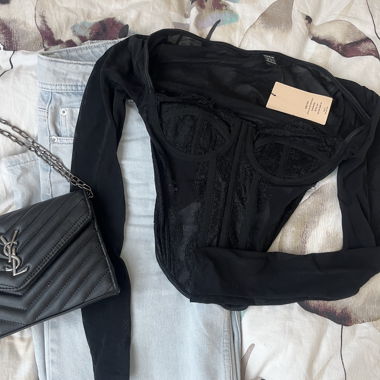 haut noir en dentelle