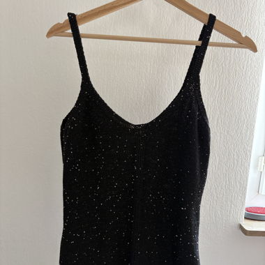 Bel top nero con paillettes di Mango