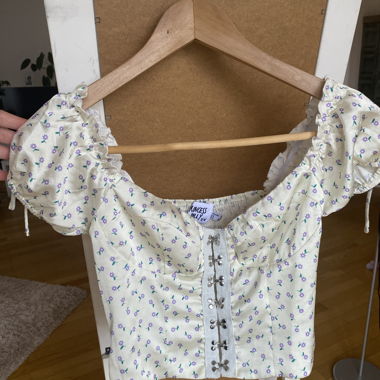 Princess Polly Crop Top Blumen creme EU 34