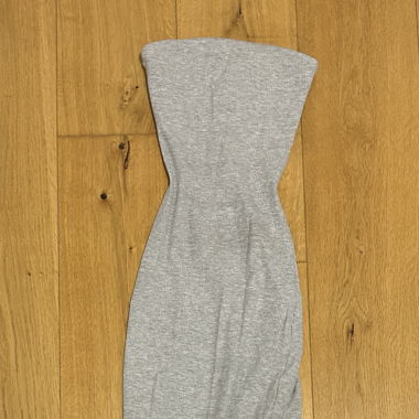 Graues, geripptes Bandeau-Midikleid