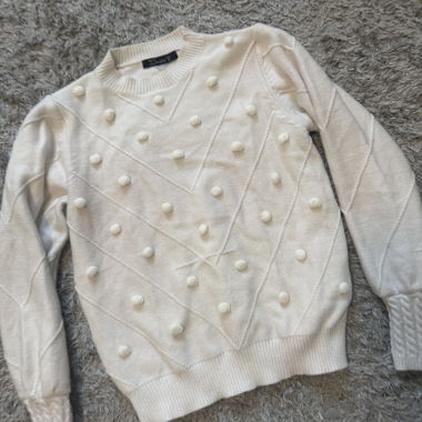 Weisser Pullover mit Pompons