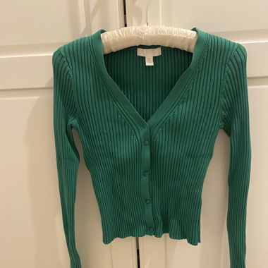 Grünes Strickoberteil