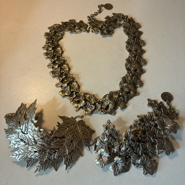 Eine Kette und zwei einzigartige Armbänder