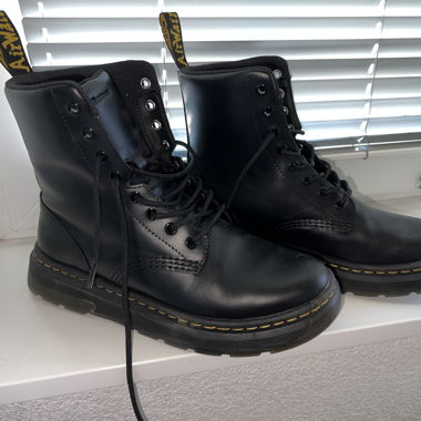 Schwarze Dr. Martens Stiefel