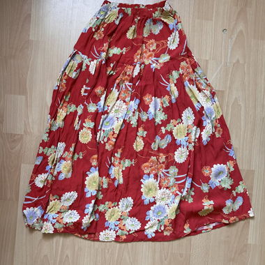 Roter Blumenrock