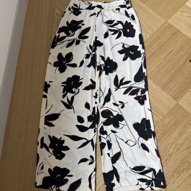 Pantaloni in raso con fiori