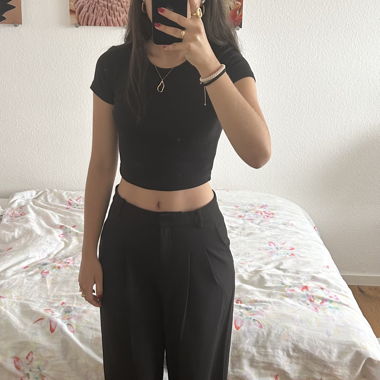 schwarzes basic crop top
