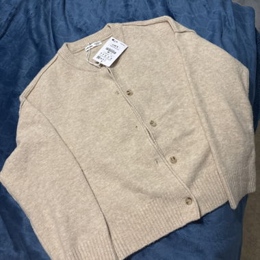 Cardigan beige con bottoni