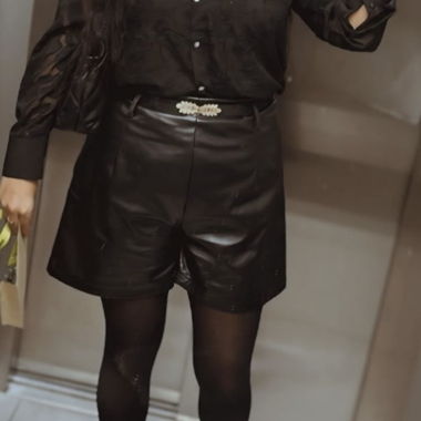 Short en similicuir noir avec ceinture