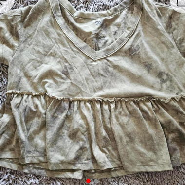 Grunge Baby-T-Shirt mit fließenden Details