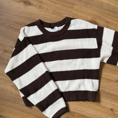 Maglione a righe marrone e bianco avorio
