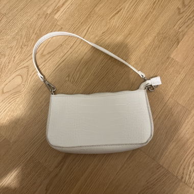 White purse 