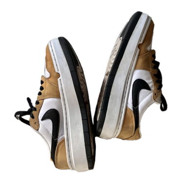 Low-top Nikes