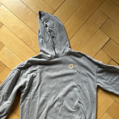 grauer Pulli mit Aufdruck 