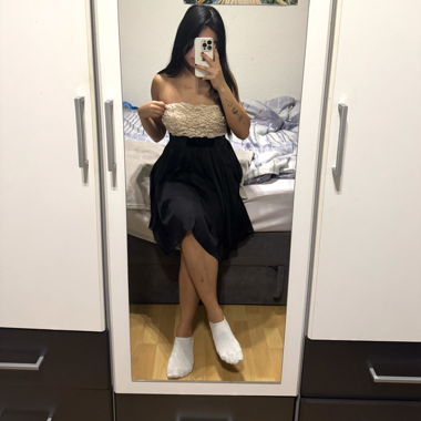 Schönes Kleid mit Schleife 
