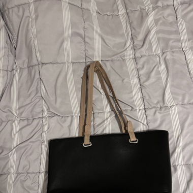 Schwarze Tasche mit beigefarbenen Hänkeln