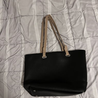 Schwarze Tasche mit beigefarbenen Hänkeln
