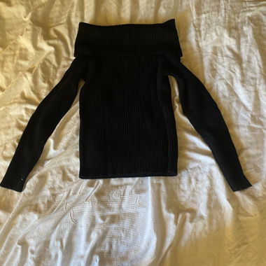 Schwarzer Rippstrick-Pullover