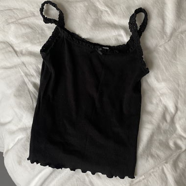 Top nero con bretelle