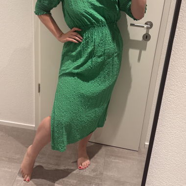 Grünes Kleid mit offenem Rücken