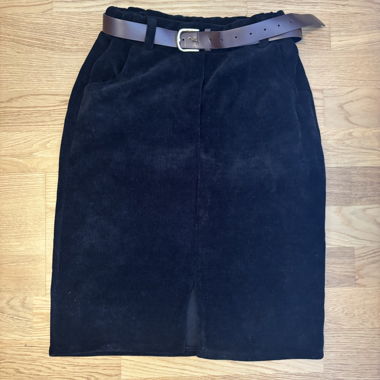 Jupe noire en velours côtelé avec ceinture