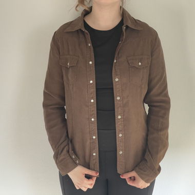 Braunes Hemd Wildleder Stil