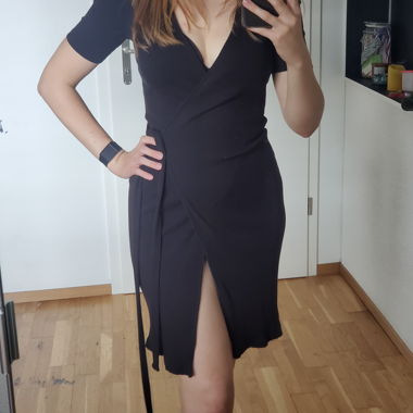 Gonna a portafoglio nera con scollo a V profondo