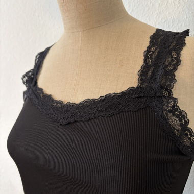 Elegantes Trägertop mit Spitzendetails – Schwarz