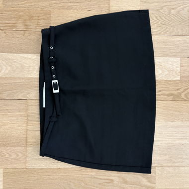 Schwarzer Minirock mit Gürtel