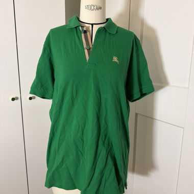 Grünes Poloshirt