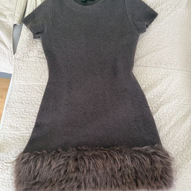 Robe courte manches courtes marron avec ourlet en fausse fourrure