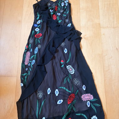 Schwarzes Kleid mit Stickereien und Perlen