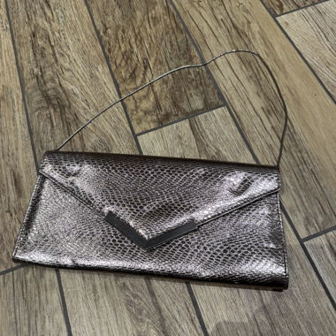 Silberne Clutch mit Schlangeneffekt
