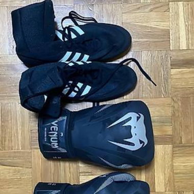 Guanto e scarpe da boxe