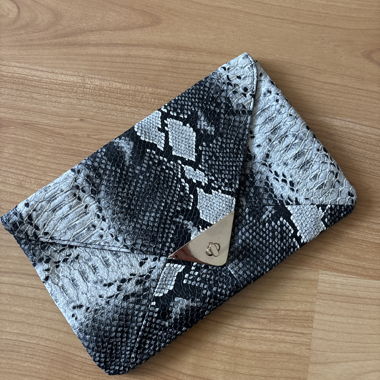 Clutch con stampa serpente