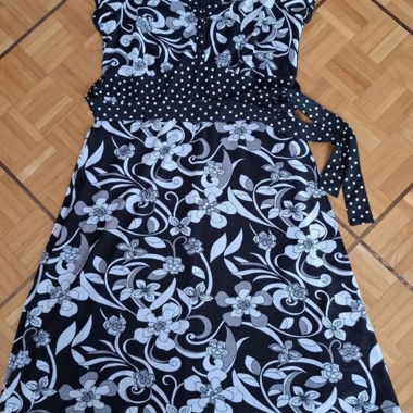 Abito nero/bianco con cintura