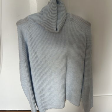 Maglione a coste azzurro chiaro con collo alto