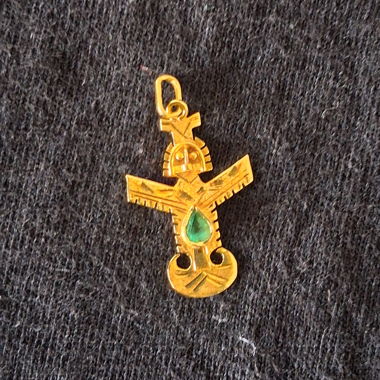 Pendentif précolombien en or jaune avec émeraude