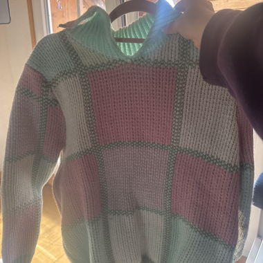 Maglione lavorato a maglia dai colori pastello