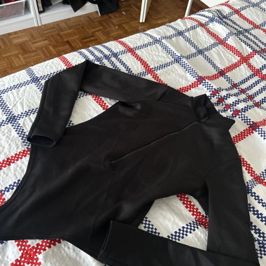Schwarzer Body mit langen Ärmeln