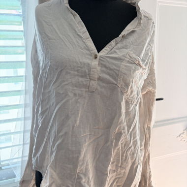 Blusa beige da donna con abbottonatura