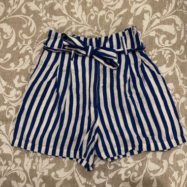 Short a righe blu e bianco con cintura
